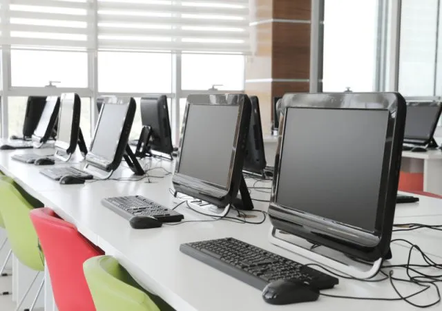 Wymiana sprzętu IT w firmie – co warto wiedzieć?
