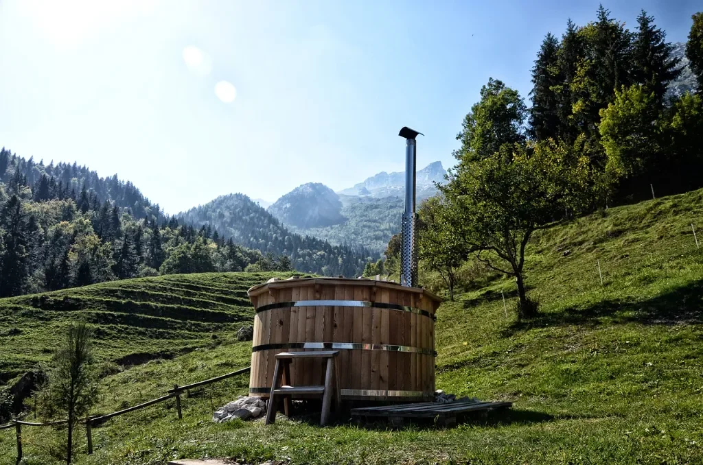 Jacuzzi w ogrodzie latem